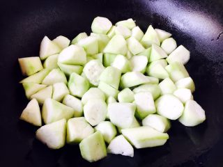 #绿色美食# 下饭神菜  面筋丝瓜煲,锅里放入2小勺油，放入丝瓜煸炒。