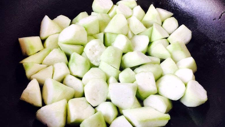 #绿色美食# 下饭神菜  面筋丝瓜煲,锅里放入2小勺油，放入丝瓜煸炒。