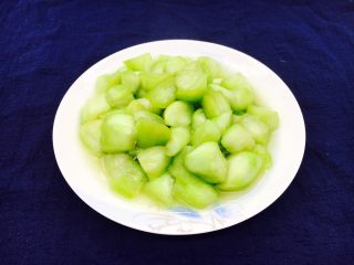 #绿色美食# 下饭神菜  面筋丝瓜煲,将煸炒好的丝瓜盛盘备用。