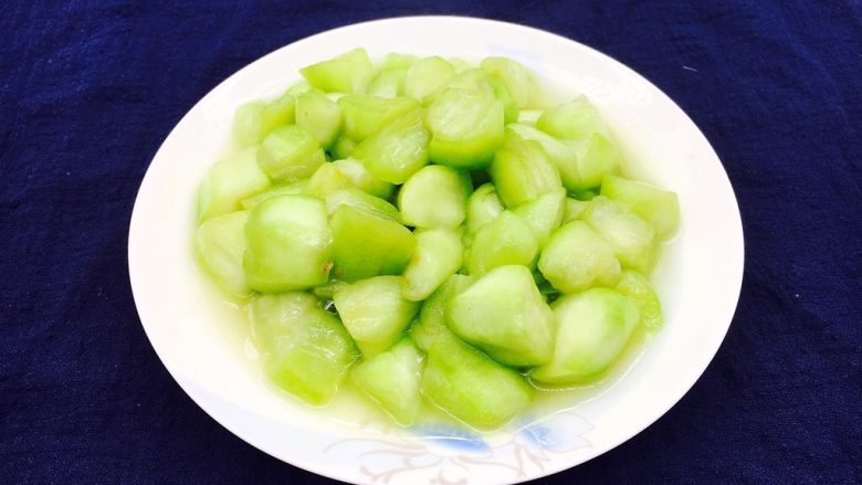 #绿色美食# 下饭神菜  面筋丝瓜煲,将煸炒好的丝瓜盛盘备用。