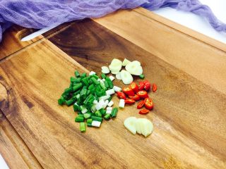 #绿色美食# 下饭神菜  面筋丝瓜煲,首先准备好辅助食材，小香葱切成葱花，蒜切成片，小米椒切成小圈圈，备用。
