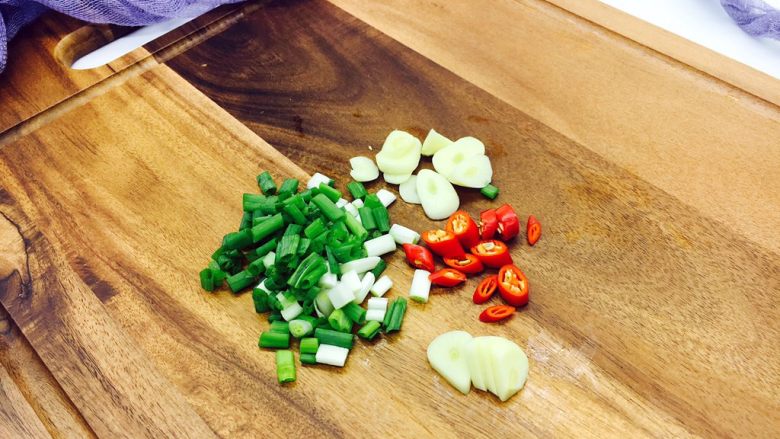 #绿色美食# 下饭神菜  面筋丝瓜煲,首先准备好辅助食材，小香葱切成葱花，蒜切成片，小米椒切成小圈圈，备用。