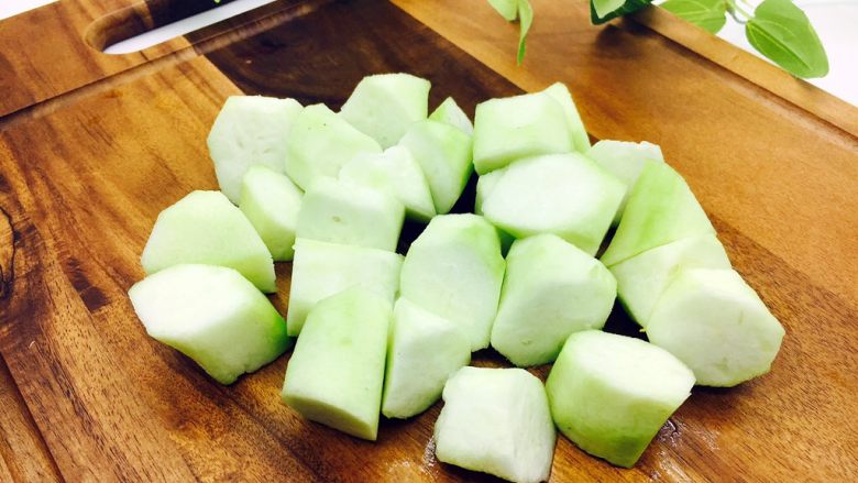#绿色美食# 下饭神菜  面筋丝瓜煲,切成滚刀块。