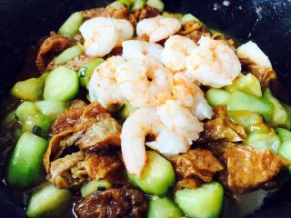 #绿色美食# 下饭神菜  面筋丝瓜煲,再倒入步骤19的虾仁。