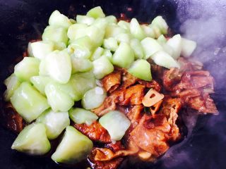 #绿色美食# 下饭神菜  面筋丝瓜煲,倒入步骤14的丝瓜。