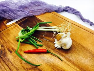 #绿色美食# 下饭神菜  面筋丝瓜煲,辅助食材：小香葱、蒜、小米椒