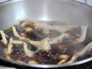 蒜泥凤爪,煮沸后转小火至凤爪9成熟。再在汤水汁里泡两小时，让凤爪上色。余温让凤爪全熟。