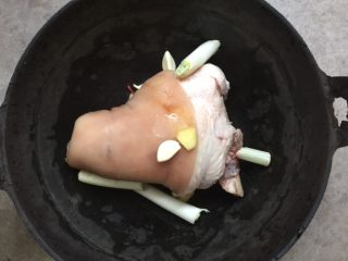 酱肘子,用4刃铁锅放入猪肘子，放入调料。