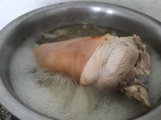 酱肘子,锅开后转小火，肘子太大了要翻过来在煮令一面，去掉血水捞出沥干。