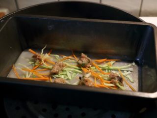 虾子鸡肉肠粉,11.放些胡萝卜丝、包菜丝和一些虾子鸡肉馅料在粉浆上，盖锅蒸。