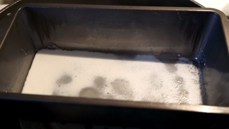 虾子鸡肉肠粉,10.准备工作已做好，现在开始蒸肠粉。
将模具上蒸笼蒸热，倒掉蒸汽水，刷一层薄油。