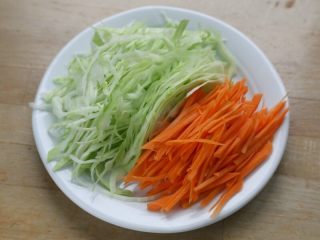 虾子鸡肉肠粉,8.接下来我们可以切些胡萝卜丝和包菜丝各50克，待会放在肠粉里，加些蔬菜吃起来更加健康，营养平衡。