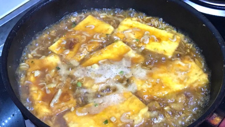 虾皮锅塌豆腐,大火炖五分钟，留一些汁，把豆腐摆在装有油菜的盘子里然后浇汁即可