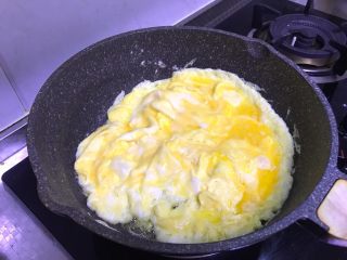 木须肉,锅里放油炒熟鸡蛋取出