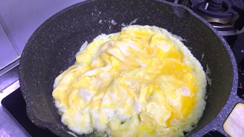 木须肉,锅里放油炒熟鸡蛋取出
