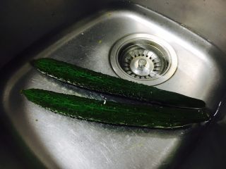 #绿色美食# 黄瓜炒虾仁,黄瓜放在淡碱水中浸泡20分钟，然后用清水反复冲洗干净。