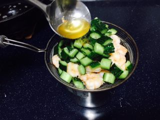 #绿色美食# 黄瓜炒虾仁,把黄瓜放在虾仁上，用炒虾仁的油浇在黄瓜上，使黄瓜断生。