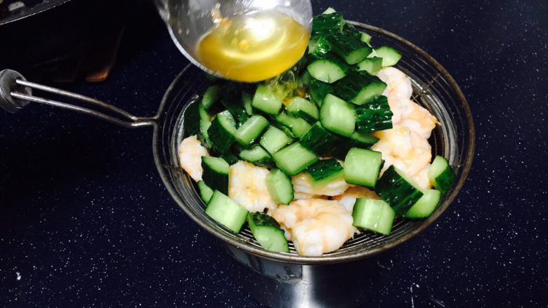 #绿色美食# 黄瓜炒虾仁,把黄瓜放在虾仁上，用炒虾仁的油浇在黄瓜上，使黄瓜断生。