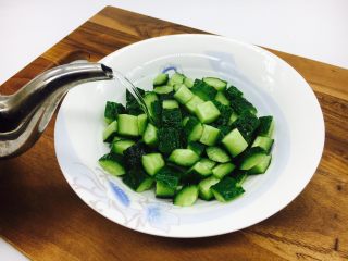 #绿色美食# 黄瓜炒虾仁,然后倒入清水，冲洗干净后沥一下水份。