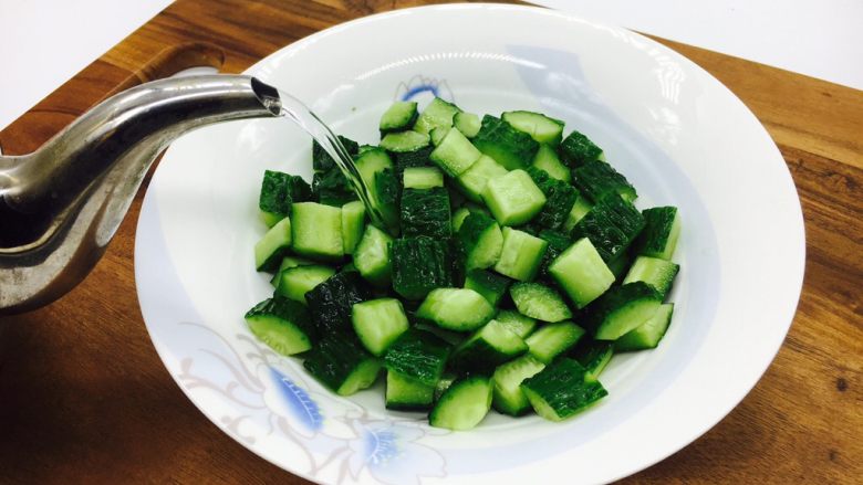 #绿色美食# 黄瓜炒虾仁,然后倒入清水，冲洗干净后沥一下水份。