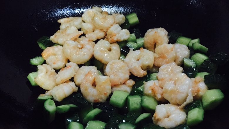 #绿色美食# 黄瓜炒虾仁,迅速翻炒均匀。