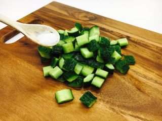 #绿色美食# 黄瓜炒虾仁,撒上少许（一小捏）盐，抓匀，腌制20秒或30妙。