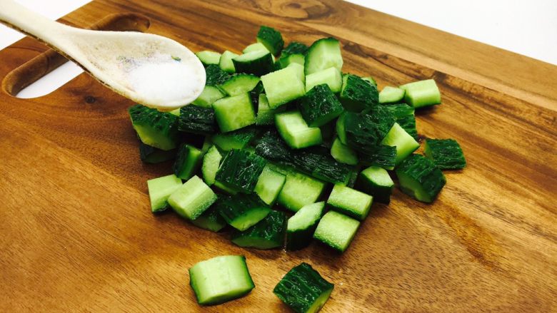 #绿色美食# 黄瓜炒虾仁,撒上少许（一小捏）盐，抓匀，腌制20秒或30妙。