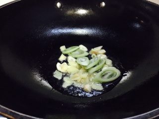 #绿色美食# 黄瓜炒虾仁,当油温3成热时放入葱姜蒜，暴香。