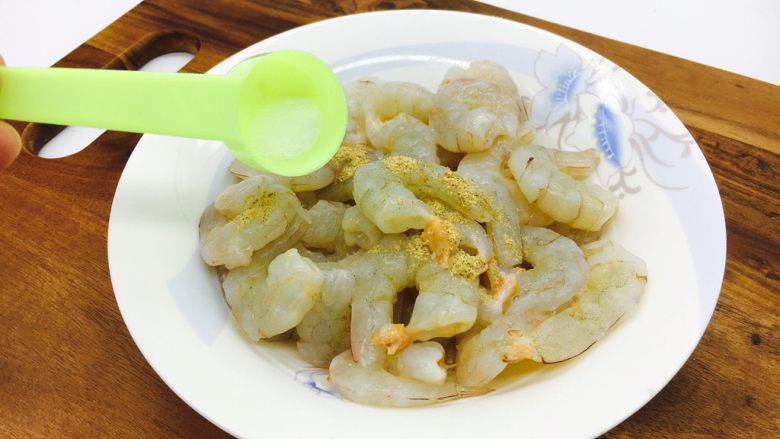 #绿色美食# 黄瓜炒虾仁,放一小捏盐。