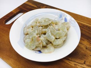 #绿色美食# 黄瓜炒虾仁,把它们抓匀，腌制5分钟。