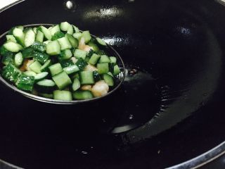 #绿色美食# 黄瓜炒虾仁,当油温6成热时放入步骤23备好的虾仁和黄瓜。