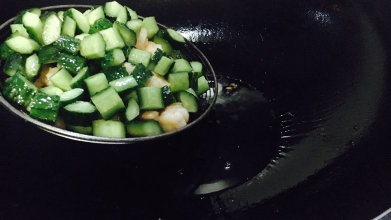 #绿色美食# 黄瓜炒虾仁,当油温6成热时放入步骤23备好的虾仁和黄瓜。