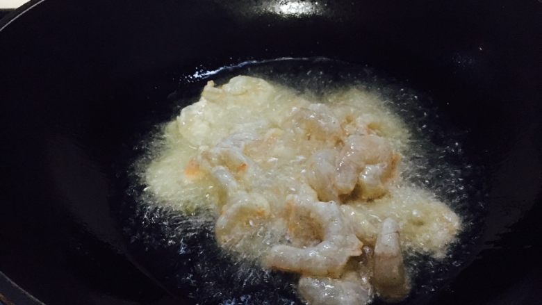 #绿色美食# 黄瓜炒虾仁,当油温5～6成热时，放入虾仁。