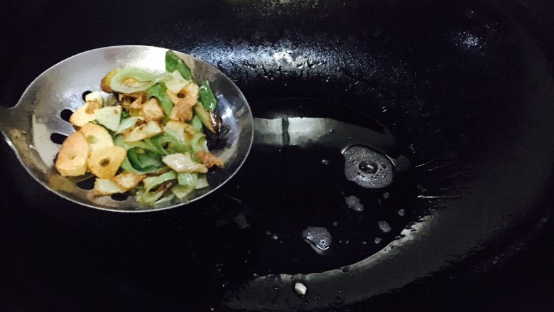 #绿色美食# 黄瓜炒虾仁,然后捞出葱姜蒜，不要了，留底油备用。