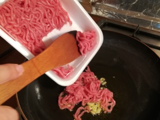 意大利番茄肉酱面,炸出香味后，放入肉沫