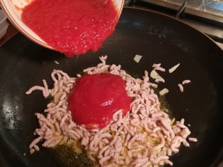 意大利番茄肉酱面,肉沫变色后，加入适量的番茄酱