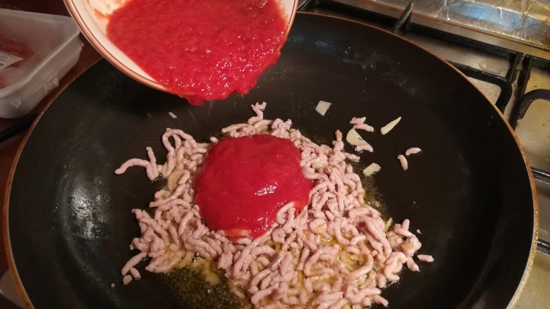 意大利番茄肉酱面,肉沫变色后，加入适量的番茄酱