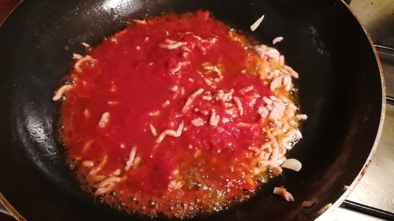 意大利番茄肉酱面,加入番茄酱后，搅拌均匀