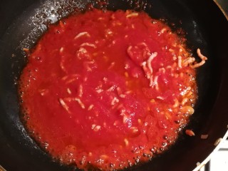 意大利番茄肉酱面,等待番茄酱煮开