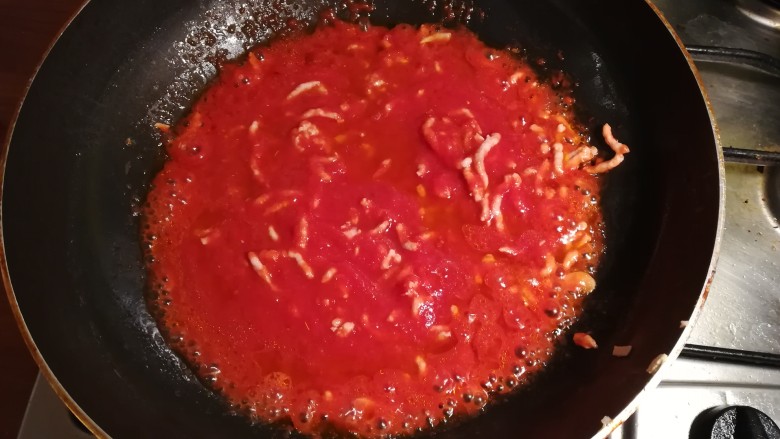 意大利番茄肉酱面,等待番茄酱煮开