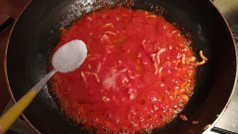 意大利番茄肉酱面,番茄酱煮开后，加入适量的糖和盐