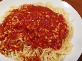 意大利番茄肉酱面,将肉酱放在意面之上