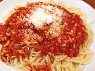 意大利番茄肉酱面,放入一些干奶酪粉，即可食用