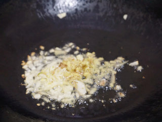烧椒茄子,锅内倒油烧热至7成时，下姜米、蒜米爆香锅