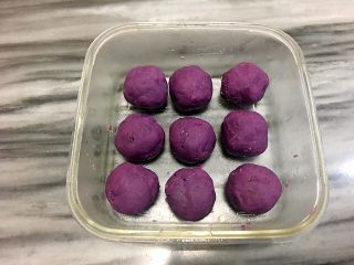 紫薯香芋花朵包,紫薯香芋馅分成9份，每个35克，滚圆