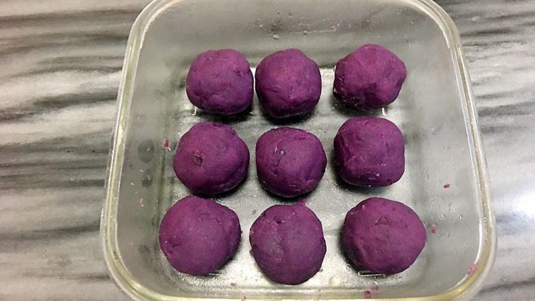 紫薯香芋花朵包,紫薯香芋馅分成9份，每个35克，滚圆