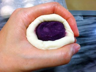 紫薯香芋花朵包,放入紫薯香芋馅，虎口收起