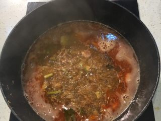 泰式咖喱虾,煸炒姜片大蒜辣椒等辅料，加入水和咖喱粉熬汤汁