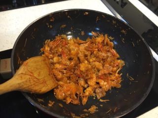 泰式咖喱虾,把炸好的虾放入汤汁里面，放入炸好的土豆粒，加入椰浆、调味料