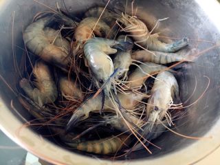 泰式咖喱虾,虾去头播壳留一段虾尾，虾头备用